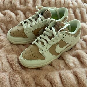 Nike Low Top Sneakers in Beige and Cream